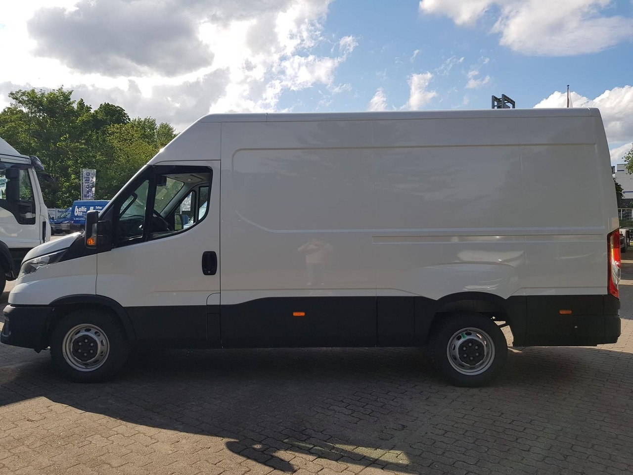 Iveco Daily 35S14A8 V Y mit Rückfahrkamera und Radi... - Panel van: picture 2 Iveco Daily 35S14A8 V Y mit Rückfahrkamera und Radi... - Panel van: picture 2