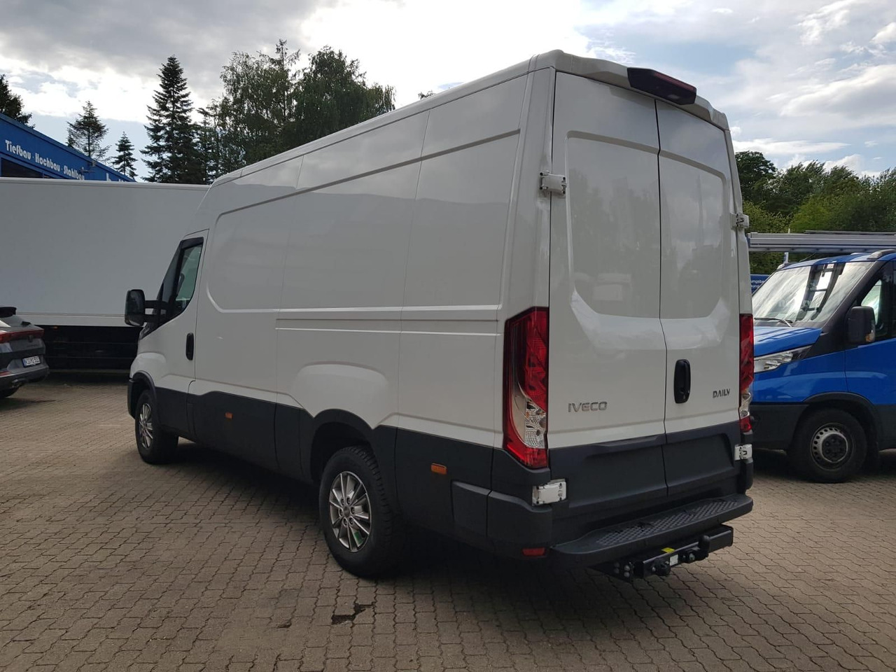 Iveco Daily 35S18HA8 V 3520L mit AHK, Rückfahrkamer... - Panel van: picture 3 Iveco Daily 35S18HA8 V 3520L mit AHK, Rückfahrkamer... - Panel van: picture 3