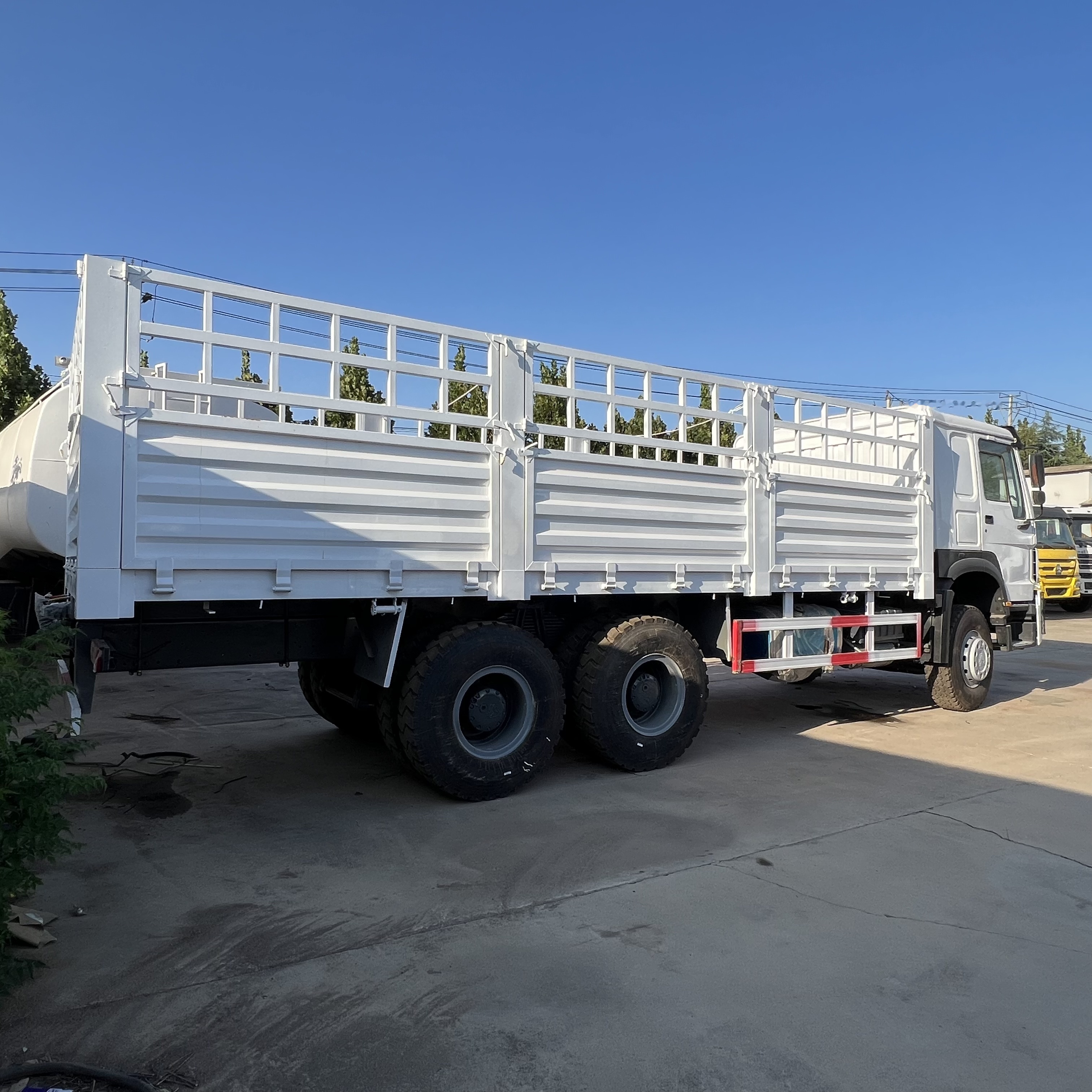 Sinotruk HOWO 371 6*4 Fence Truck - Dropside/ Flatbed truck: picture 4 Sinotruk HOWO 371 6*4 Fence Truck - Dropside/ Flatbed truck: picture 4