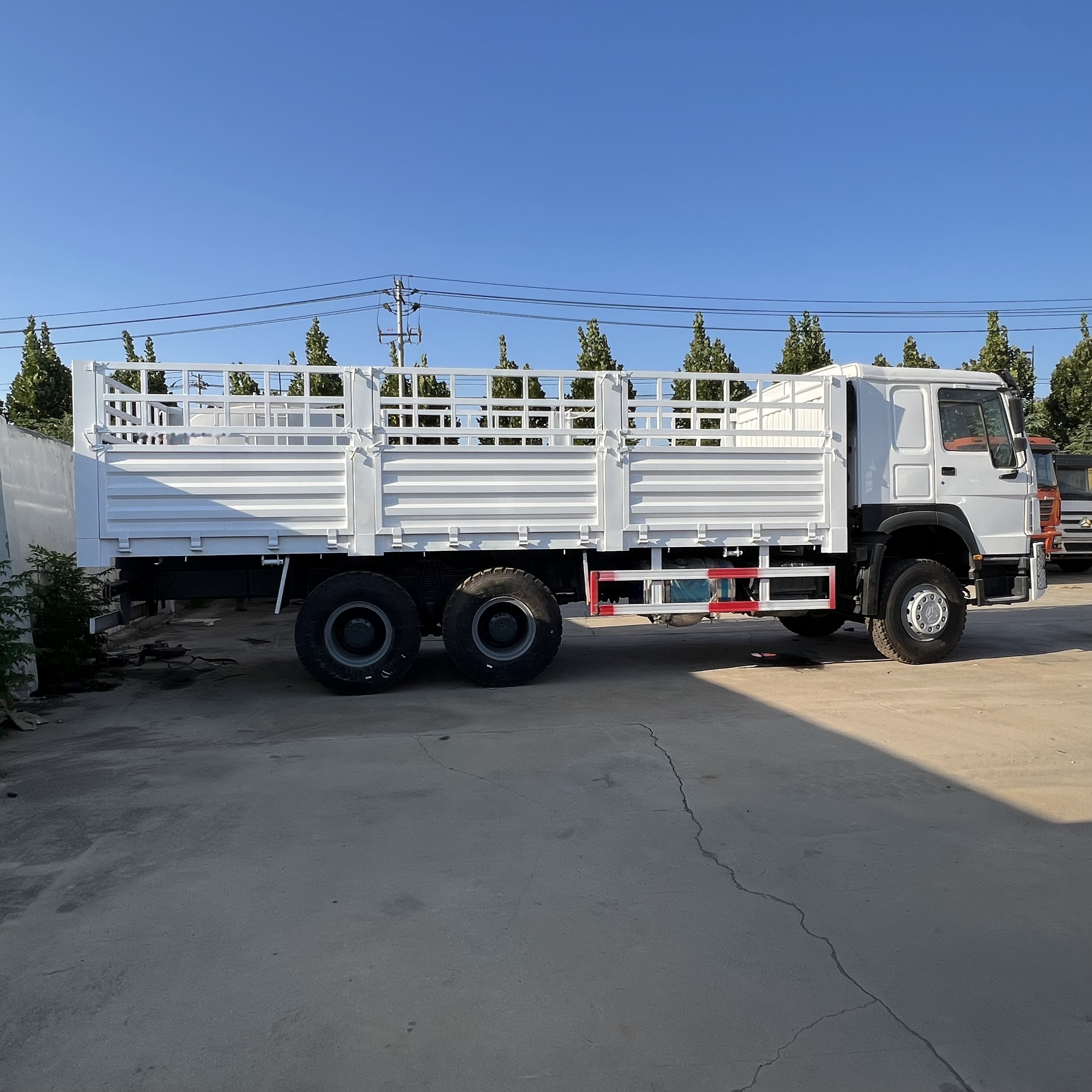 Sinotruk HOWO 371 6*4 Fence Truck - Dropside/ Flatbed truck: picture 5 Sinotruk HOWO 371 6*4 Fence Truck - Dropside/ Flatbed truck: picture 5