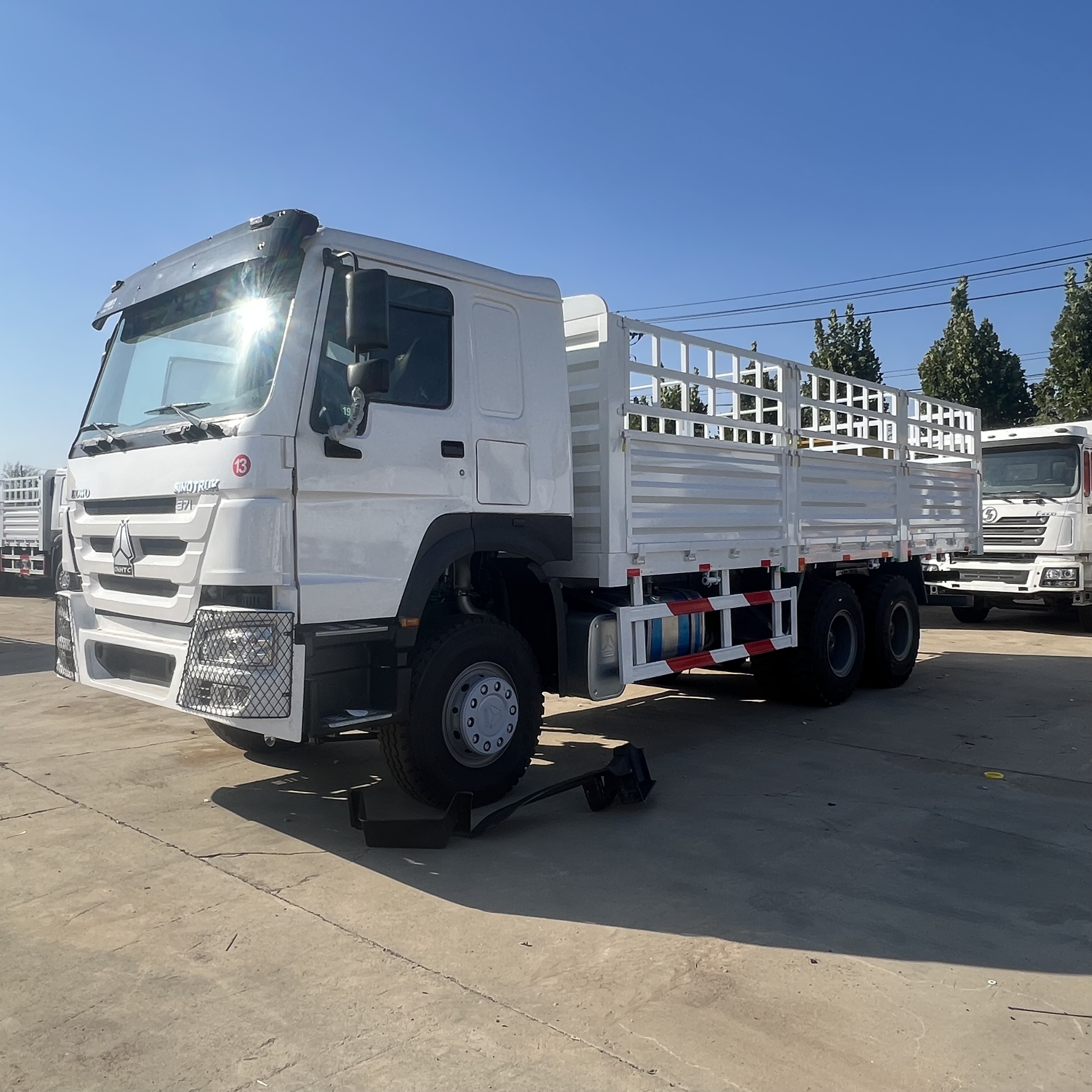 Sinotruk HOWO 371 6*4 Fence truck - Dropside/ Flatbed truck: picture 1 Sinotruk HOWO 371 6*4 Fence truck - Dropside/ Flatbed truck: picture 1