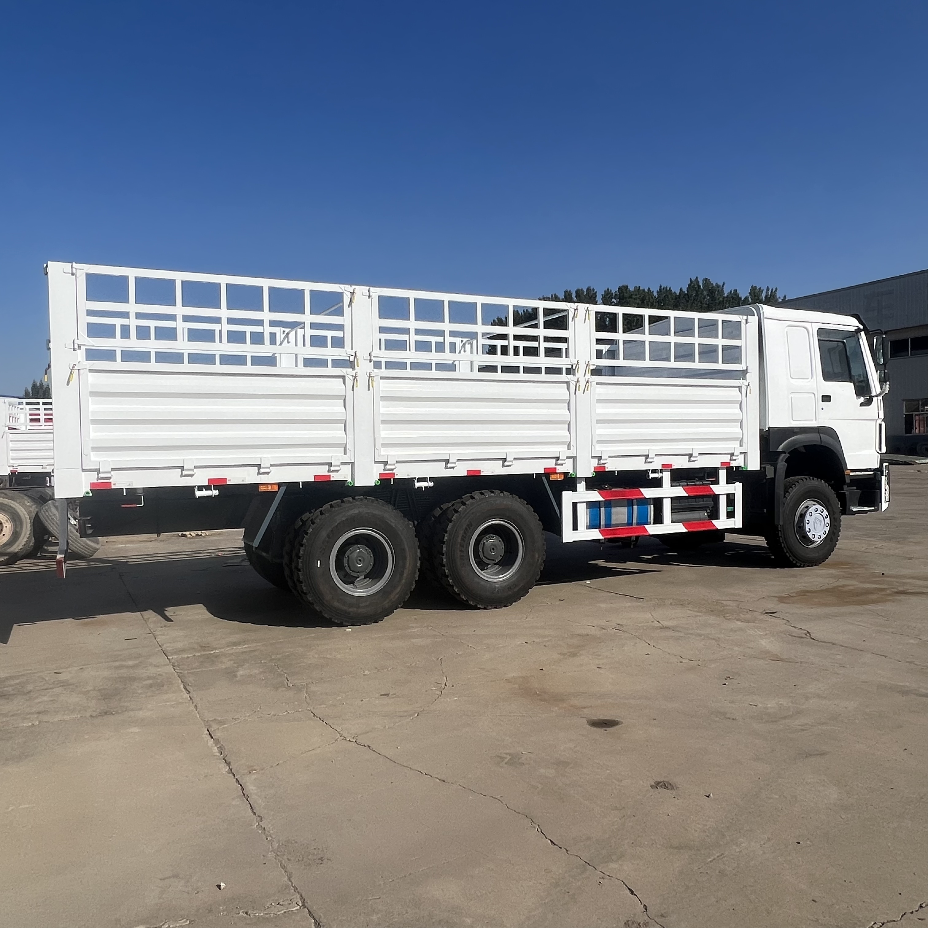 Sinotruk HOWO 371 6*4 Fence truck - Dropside/ Flatbed truck: picture 3 Sinotruk HOWO 371 6*4 Fence truck - Dropside/ Flatbed truck: picture 3