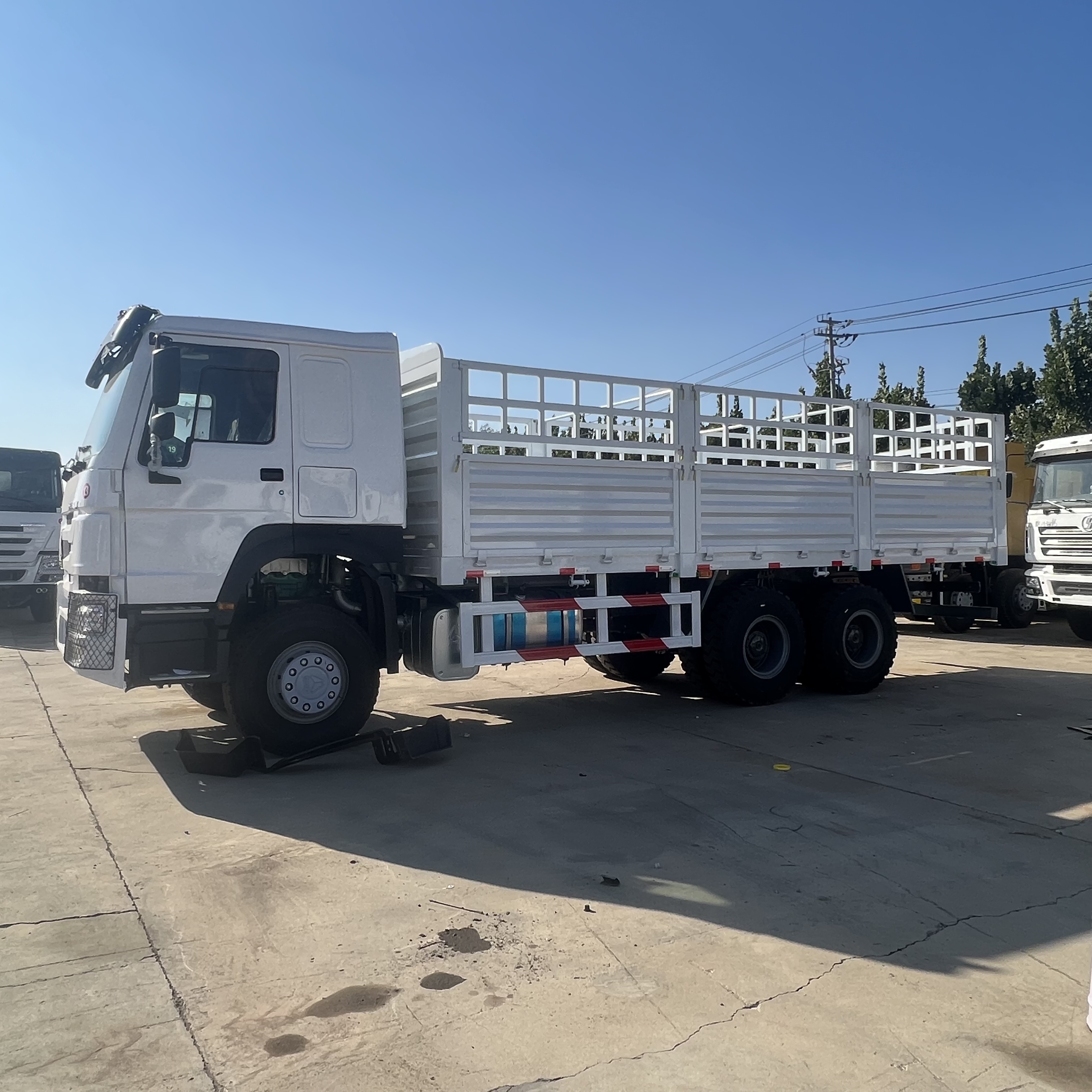 Sinotruk HOWO 371 6*4 Fence truck - Dropside/ Flatbed truck: picture 2 Sinotruk HOWO 371 6*4 Fence truck - Dropside/ Flatbed truck: picture 2
