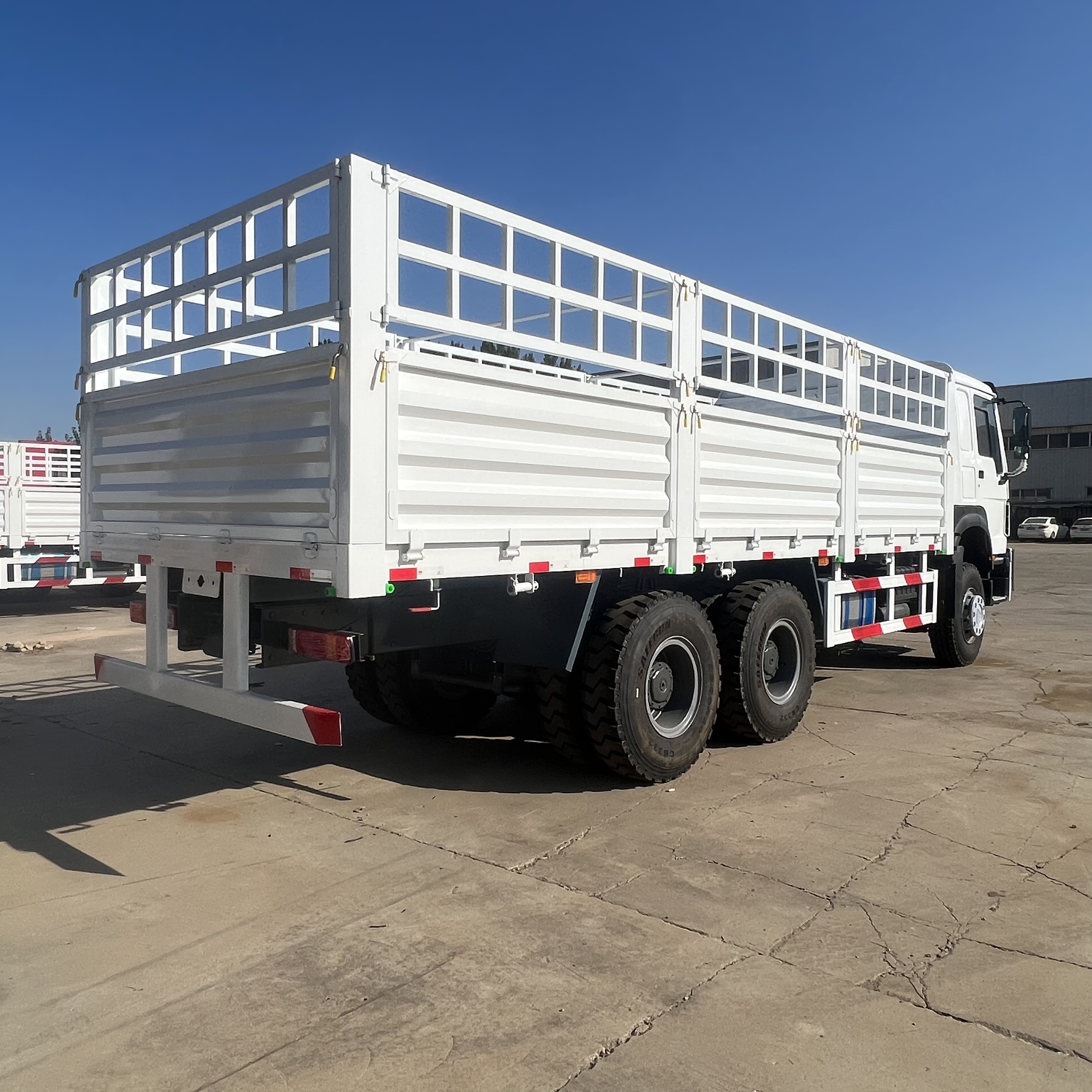 Sinotruk HOWO 371 6*4 Fence truck - Dropside/ Flatbed truck: picture 4 Sinotruk HOWO 371 6*4 Fence truck - Dropside/ Flatbed truck: picture 4