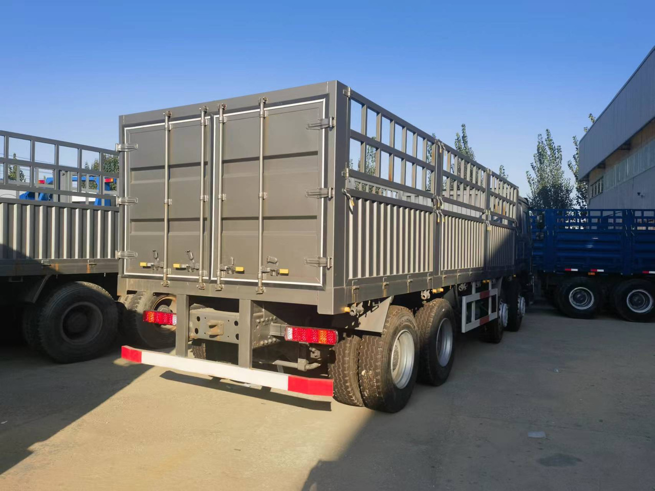 Sinotruk HOWO 371 8*4 Fence truck - Dropside/ Flatbed truck: picture 2 Sinotruk HOWO 371 8*4 Fence truck - Dropside/ Flatbed truck: picture 2
