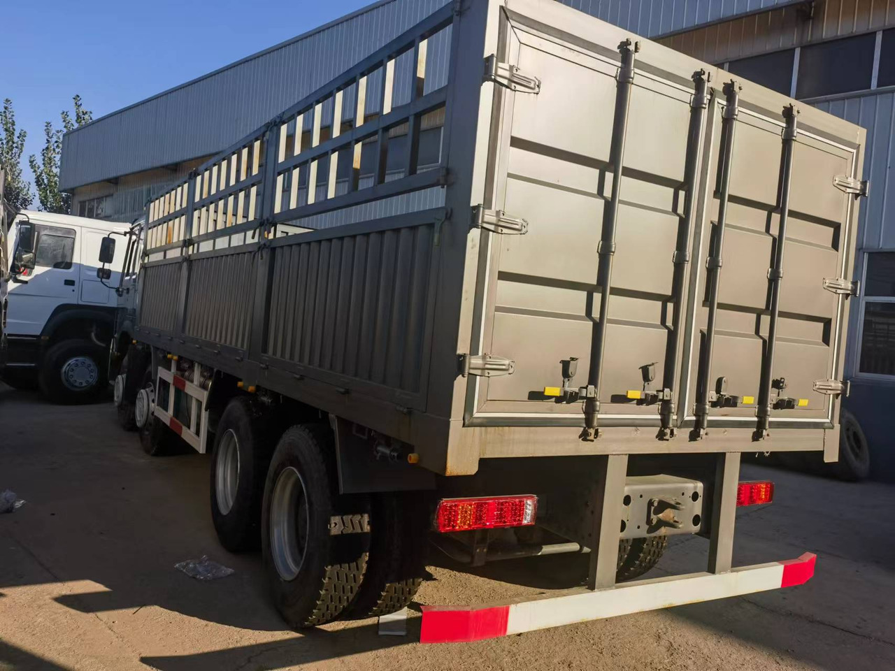 Sinotruk HOWO 371 8*4 Fence truck - Dropside/ Flatbed truck: picture 3 Sinotruk HOWO 371 8*4 Fence truck - Dropside/ Flatbed truck: picture 3