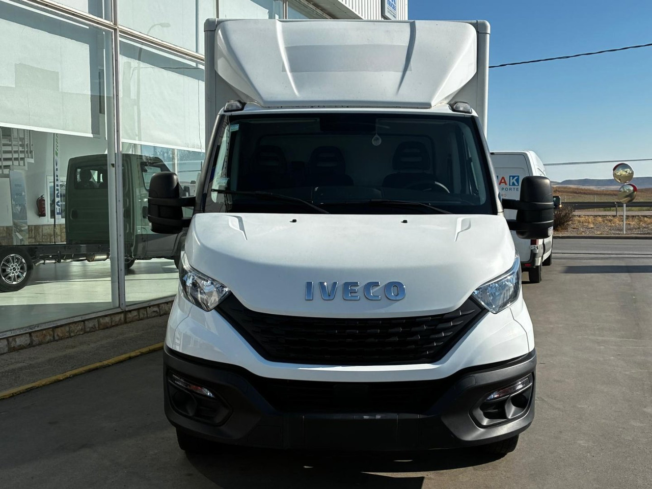 Caja cerrada con plataforma elevadora IVECO 35C14 20m3 - Closed box van: picture 2 Caja cerrada con plataforma elevadora IVECO 35C14 20m3 - Closed box van: picture 2