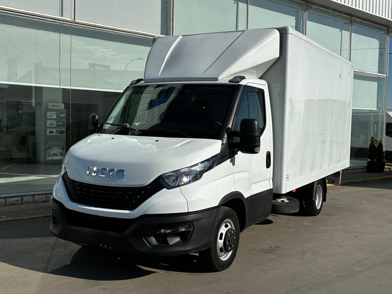 Caja cerrada con plataforma elevadora IVECO 35C14 20m3 - Closed box van: picture 1 Caja cerrada con plataforma elevadora IVECO 35C14 20m3 - Closed box van: picture 1