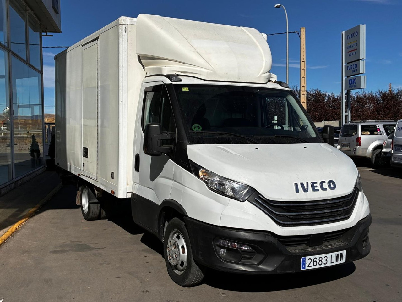 Caja cerrada con plataforma elevadora IVECO 35C14 20m3 con puerta lateral - Closed box van: picture 3 Caja cerrada con plataforma elevadora IVECO 35C14 20m3 con puerta lateral - Closed box van: picture 3