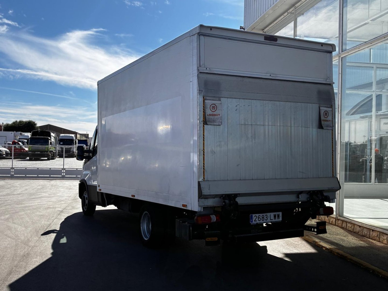 Caja cerrada con plataforma elevadora IVECO 35C14 20m3 con puerta lateral - Closed box van: picture 4 Caja cerrada con plataforma elevadora IVECO 35C14 20m3 con puerta lateral - Closed box van: picture 4