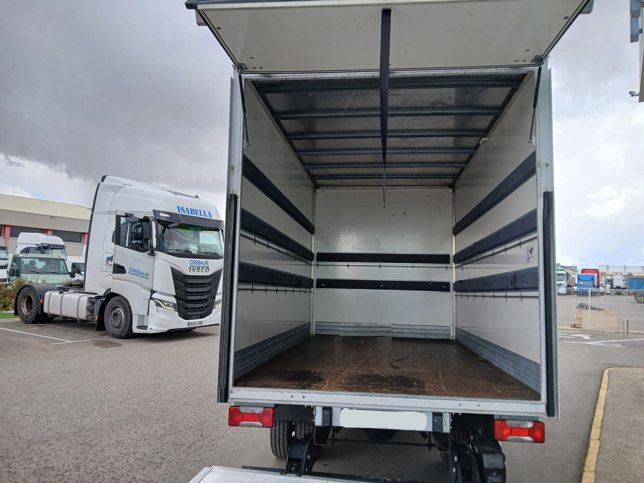 Caja cerrada con plataforma elevadora IVECO 35C16 20m3 Automática - Closed box van: picture 5 Caja cerrada con plataforma elevadora IVECO 35C16 20m3 Automática - Closed box van: picture 5