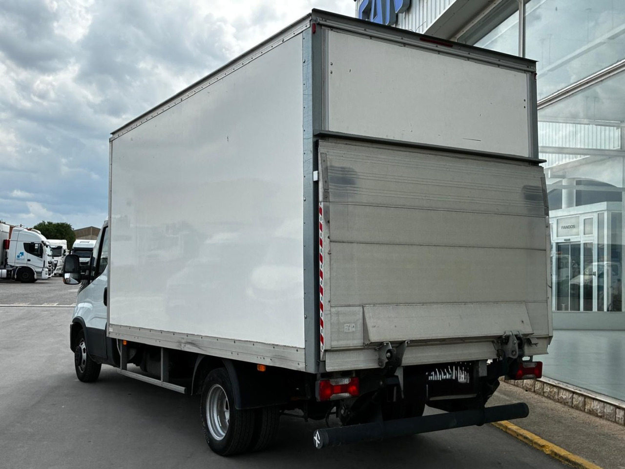 Caja cerrada con plataforma elevadora IVECO 35C16 20m3 Automática - Closed box van: picture 4 Caja cerrada con plataforma elevadora IVECO 35C16 20m3 Automática - Closed box van: picture 4
