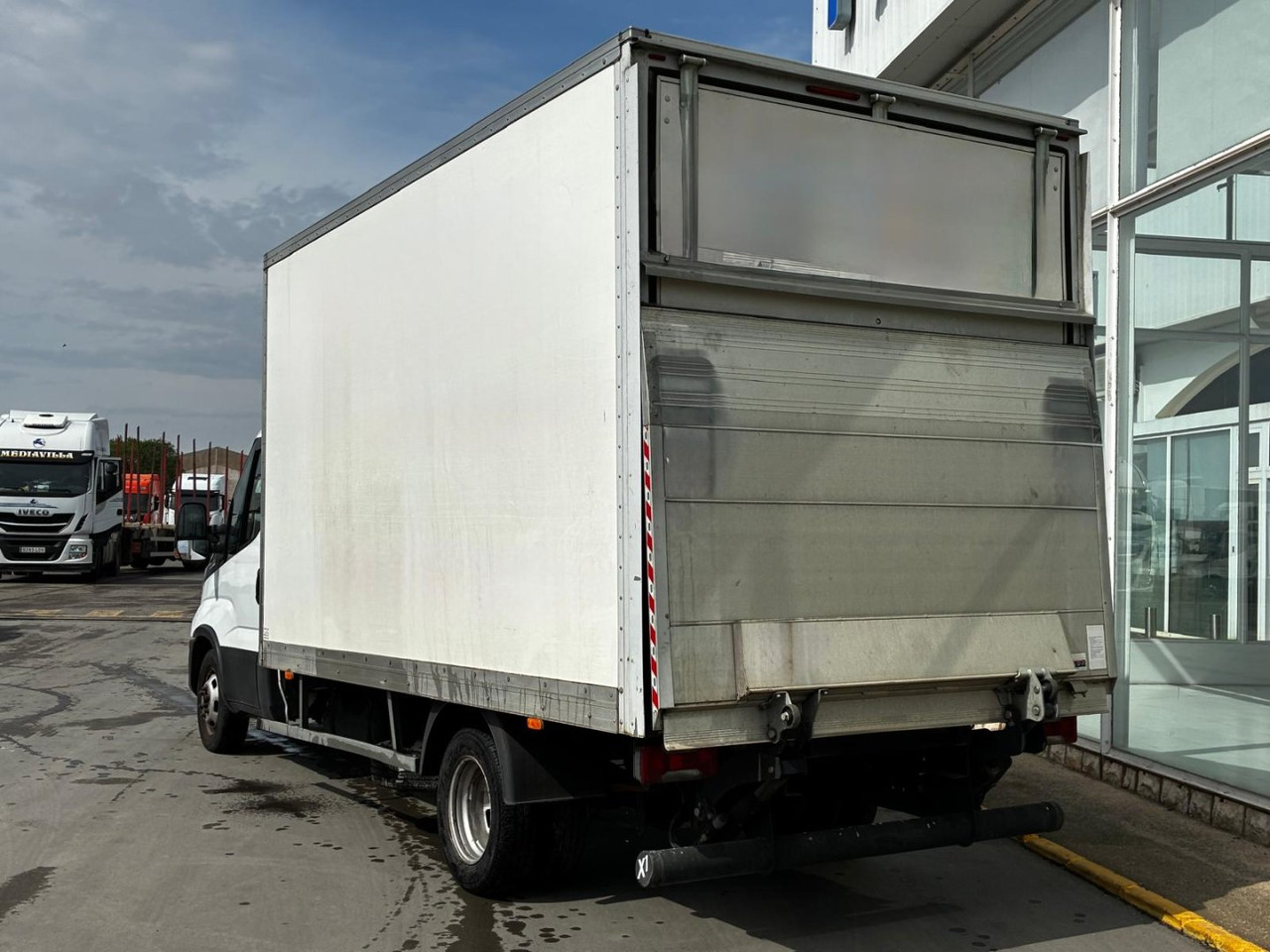 Caja cerrada con plataforma elevadora IVECO 35C16 20m3 Automática - Closed box van: picture 4 Caja cerrada con plataforma elevadora IVECO 35C16 20m3 Automática - Closed box van: picture 4