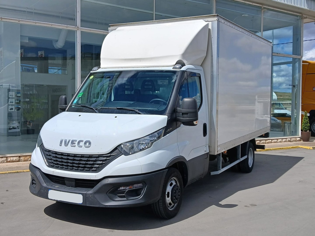 Caja cerrada con plataforma elevadora IVECO 35C16 20m3 - Closed box van: picture 1 Caja cerrada con plataforma elevadora IVECO 35C16 20m3 - Closed box van: picture 1