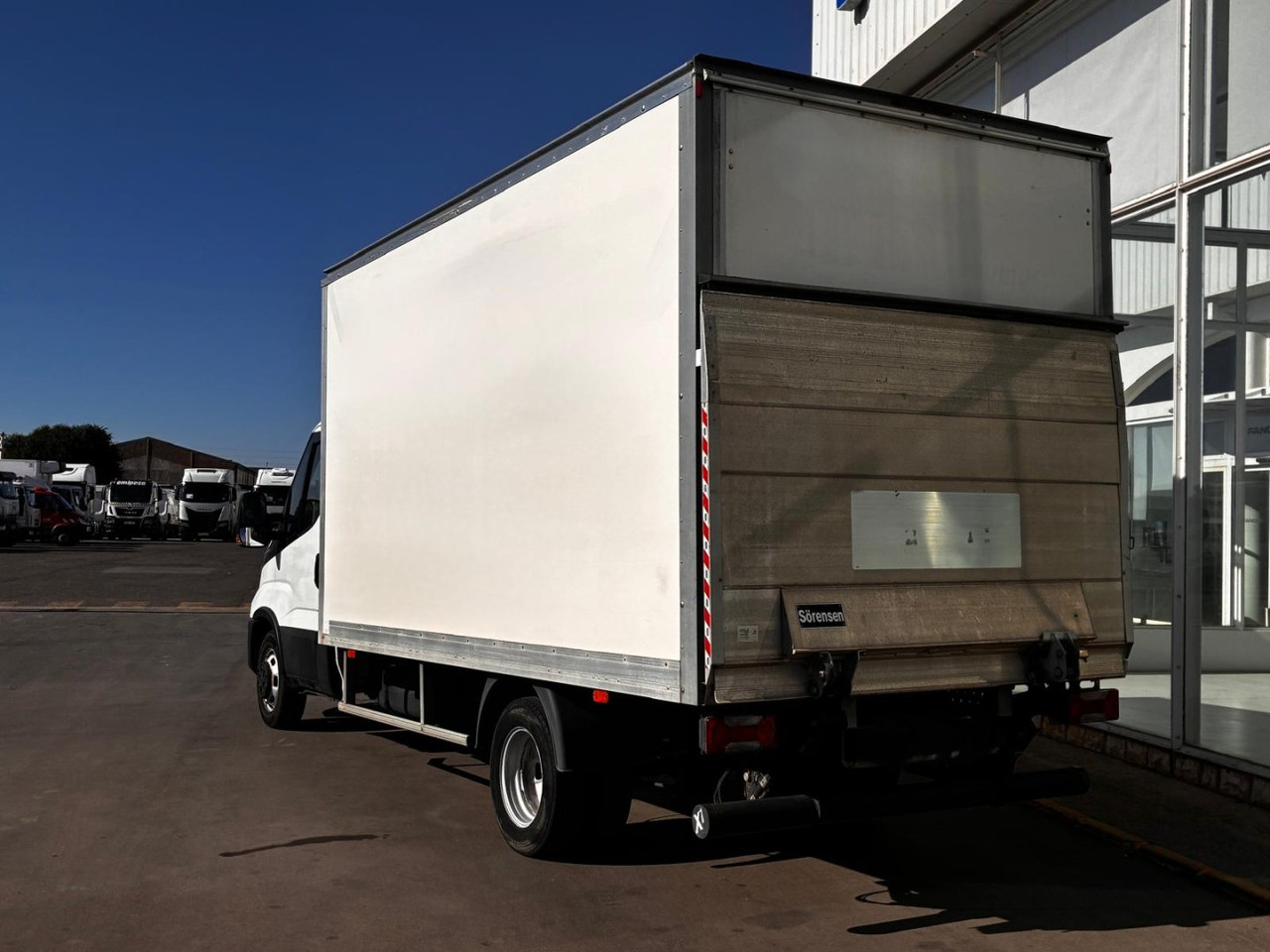 Caja cerrada con plataforma elevadora IVECO 35C16 20m3 - Closed box van: picture 4 Caja cerrada con plataforma elevadora IVECO 35C16 20m3 - Closed box van: picture 4