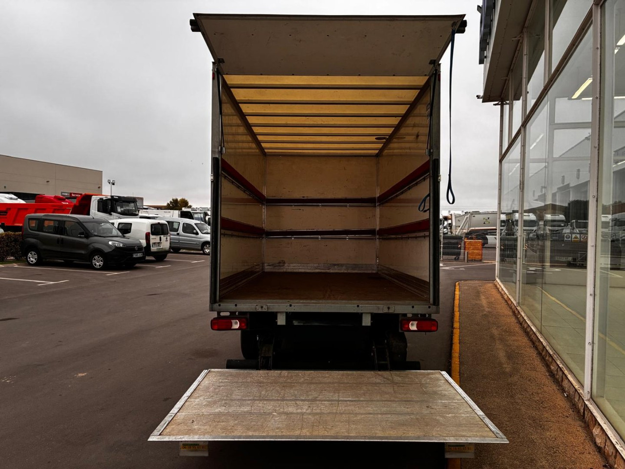 Caja cerrada con plataforma elevadora IVECO 35C16 3.0 20m3 - Closed box van: picture 5 Caja cerrada con plataforma elevadora IVECO 35C16 3.0 20m3 - Closed box van: picture 5