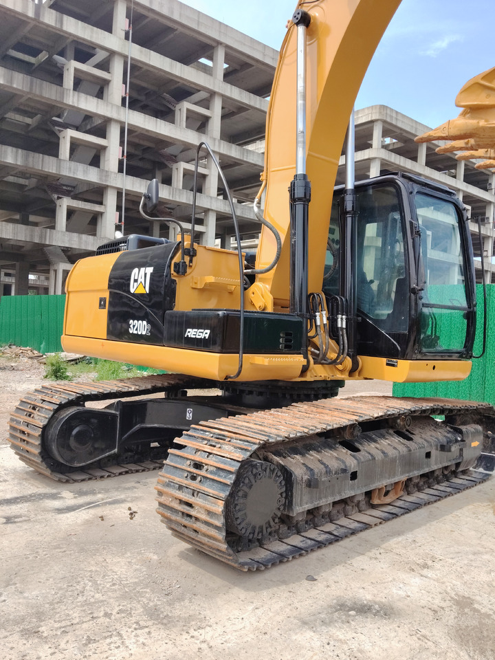 CATERPILLAR 320D2L with C7.1 ENGINE CAT 320D2 L 320 D 2 L C 7.1 ENGINE - Crawler excavator: picture 2 CATERPILLAR 320D2L with C7.1 ENGINE CAT 320D2 L 320 D 2 L C 7.1 ENGINE - Crawler excavator: picture 2