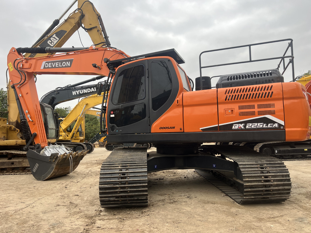 DEVELON DX225LCA - Crawler excavator: picture 1 DEVELON DX225LCA - Crawler excavator: picture 1