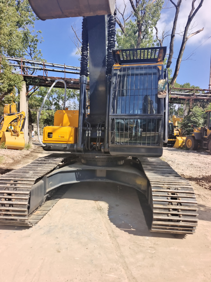 HYUNDAI HX220HD WITH 4 CAMERAS - Crawler excavator: picture 1 HYUNDAI HX220HD WITH 4 CAMERAS - Crawler excavator: picture 1