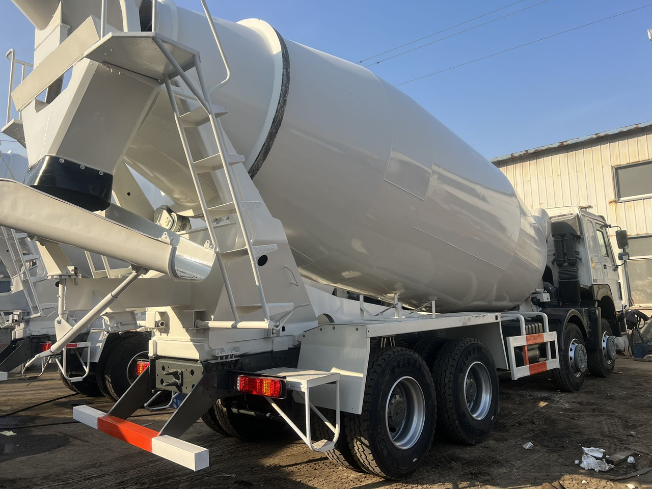 SINOTRUK HOWO 371 HP 16 CBM 8*4 - Concrete mixer truck: picture 2 SINOTRUK HOWO 371 HP 16 CBM 8*4 - Concrete mixer truck: picture 2