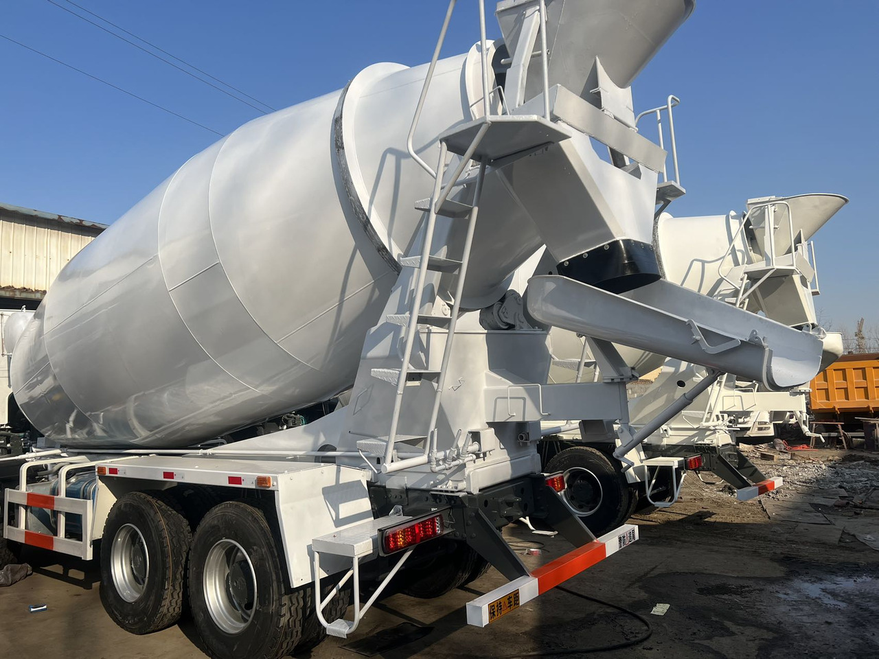 SINOTRUK HOWO 371 HP 16 CBM - Concrete mixer truck: picture 4 SINOTRUK HOWO 371 HP 16 CBM - Concrete mixer truck: picture 4