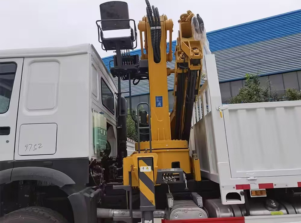 SINOTRUK HOWO 8 TON TRUCK-MOUNTED CRANE - Crane truck: picture 2 SINOTRUK HOWO 8 TON TRUCK-MOUNTED CRANE - Crane truck: picture 2