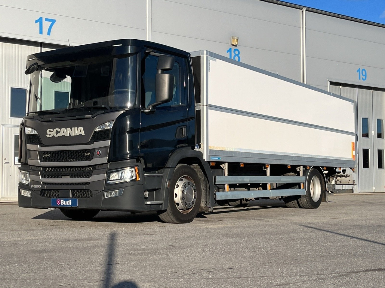Lastbil Scania P250 B 4X2 LB -2020 | Höj/Sänk - Box truck: picture 1 Lastbil Scania P250 B 4X2 LB -2020 | Höj/Sänk - Box truck: picture 1
