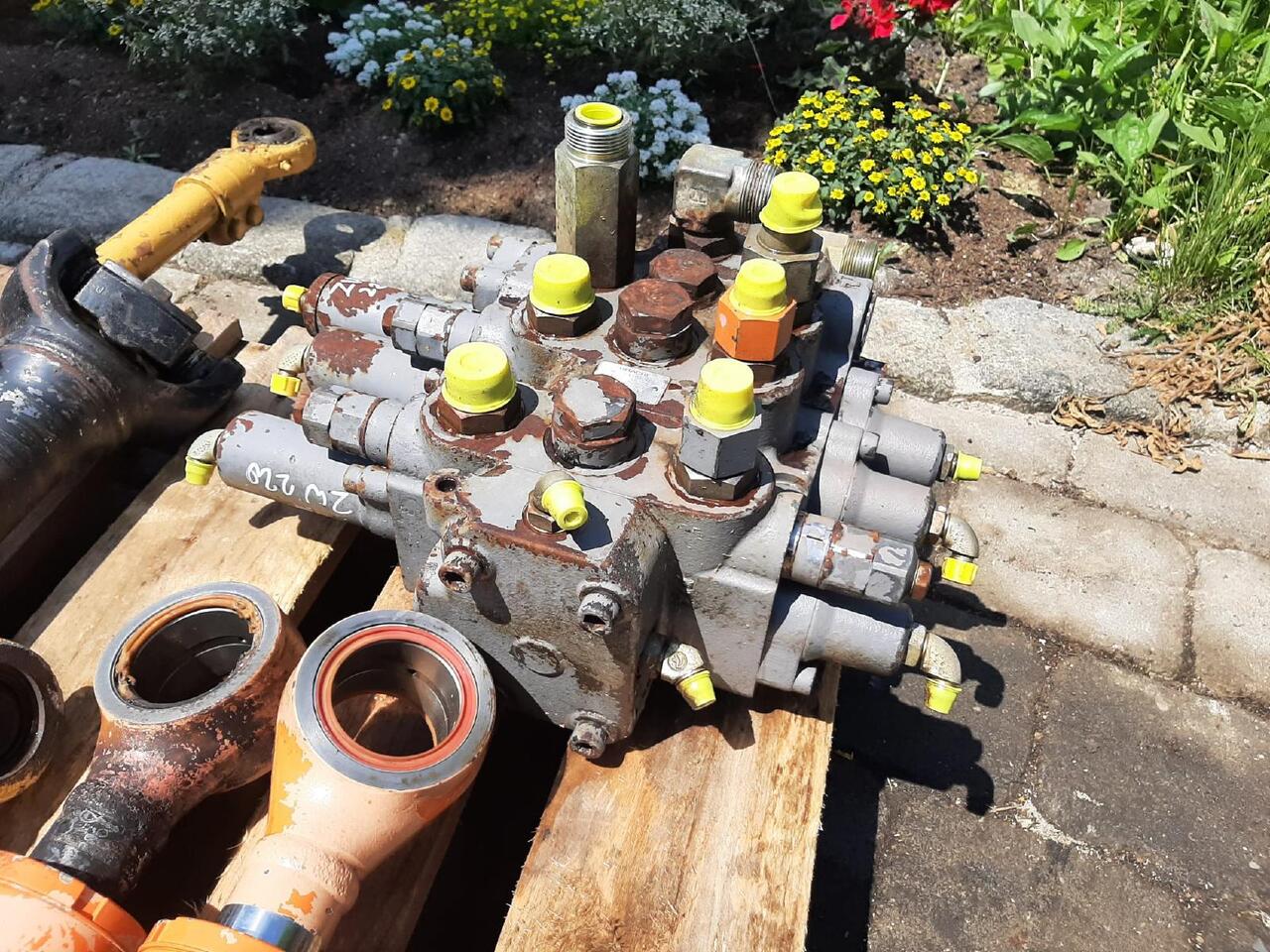 Hitachi ZW 220 - Hydraulic valve for Construction machinery: picture 1 Hitachi ZW 220 - Hydraulic valve for Construction machinery: picture 1