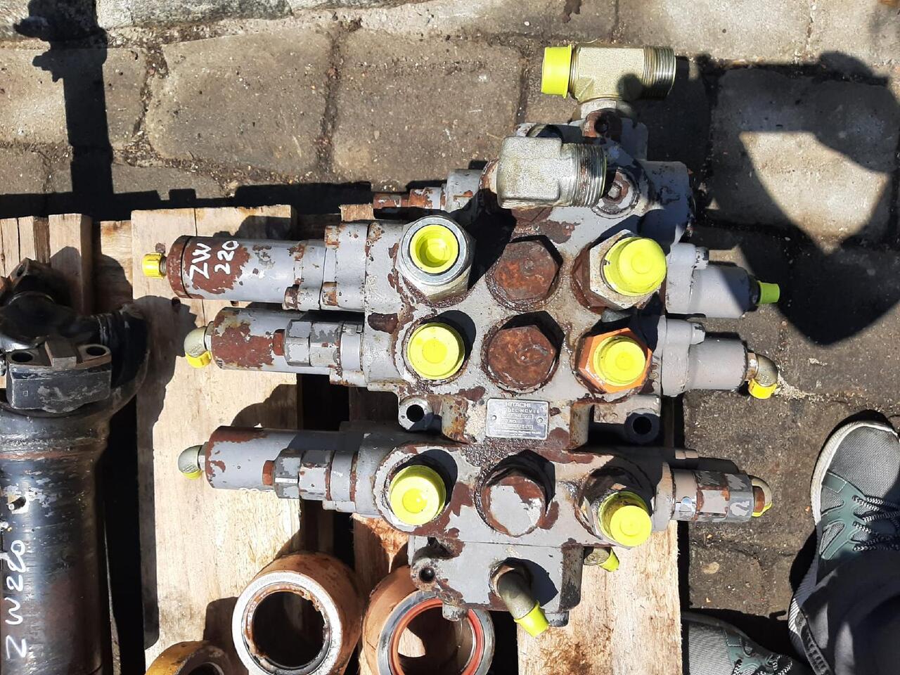 Hitachi ZW 220 - Hydraulic valve for Construction machinery: picture 2 Hitachi ZW 220 - Hydraulic valve for Construction machinery: picture 2