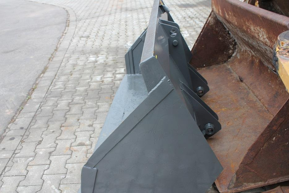 Kramer 412 - Loader bucket for Construction machinery: picture 3 Kramer 412 - Loader bucket for Construction machinery: picture 3