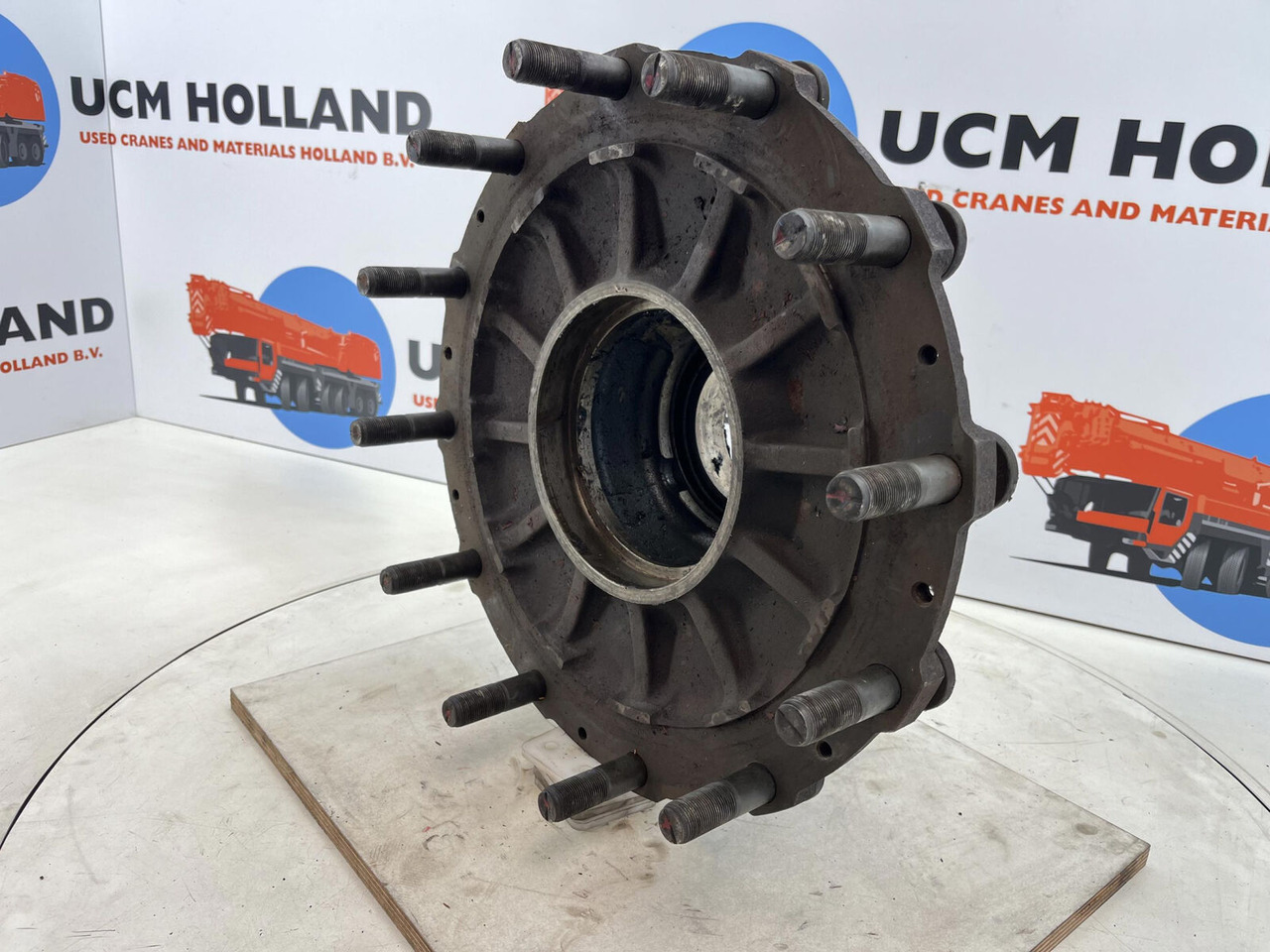 Krupp KMK 3045 Megatrak wheel hub - Hub for Crane: picture 1 Krupp KMK 3045 Megatrak wheel hub - Hub for Crane: picture 1