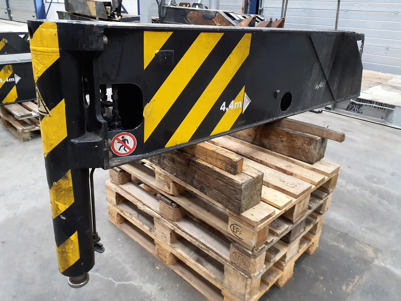 Terex AC 50 outrigger rear with outrigger cylinder - Suspension for Mobile crane: picture 2 Terex AC 50 outrigger rear with outrigger cylinder - Suspension for Mobile crane: picture 2