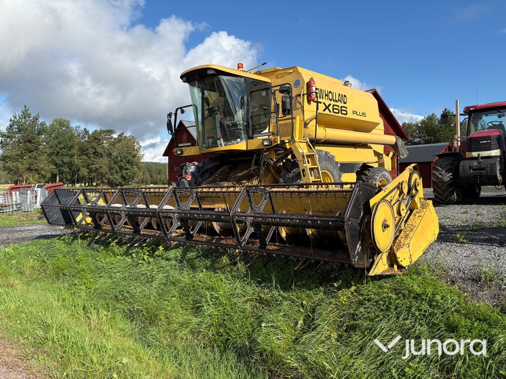 Skördetröska New Holland TX66 Plus - Combine harvester: picture 1 Skördetröska New Holland TX66 Plus - Combine harvester: picture 1