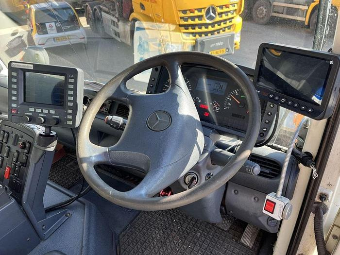 Road sweeper Mercedes-Benz Unimog U400 U400 4 x 2 / Schmidt SK350 sweeper: picture 9