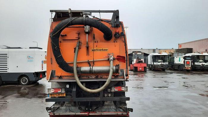 VOLVO M9 4x2R + Johnston Beam VX800 Road Cleaner - Road sweeper: picture 3 VOLVO M9 4x2R + Johnston Beam VX800 Road Cleaner - Road sweeper: picture 3
