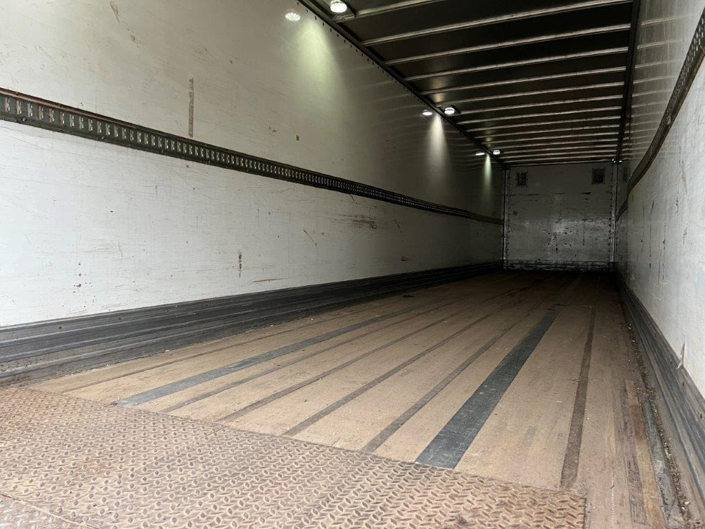 Fruehauf 13,6 mtr box - lodretstående lift - Closed box semi-trailer: picture 2 Fruehauf 13,6 mtr box - lodretstående lift - Closed box semi-trailer: picture 2