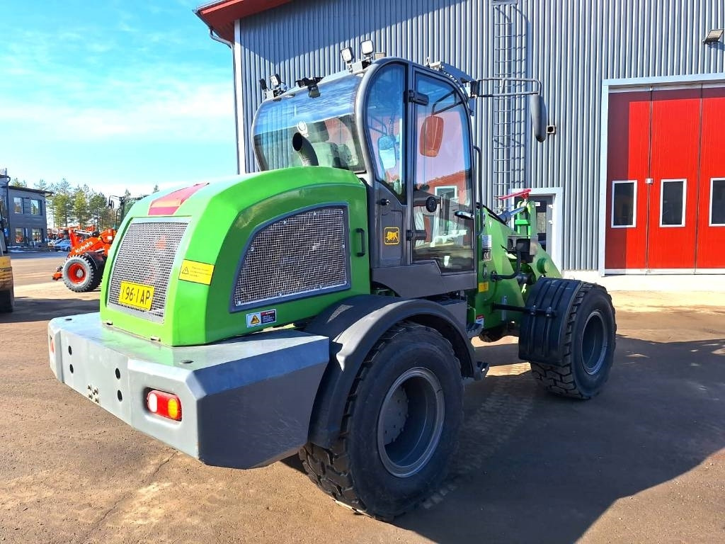Greenmaster 825 PIIKIT, KAUHA JA HIEKOITIN - Wheel loader: picture 4 Greenmaster 825 PIIKIT, KAUHA JA HIEKOITIN - Wheel loader: picture 4