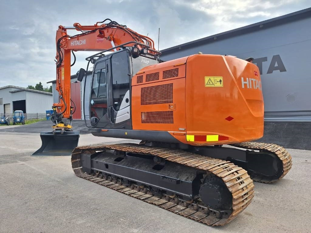 Hitachi ZX225USLC-5 PYÖRITTÄJÄLLÄ  - Crawler excavator: picture 2 Hitachi ZX225USLC-5 PYÖRITTÄJÄLLÄ  - Crawler excavator: picture 2