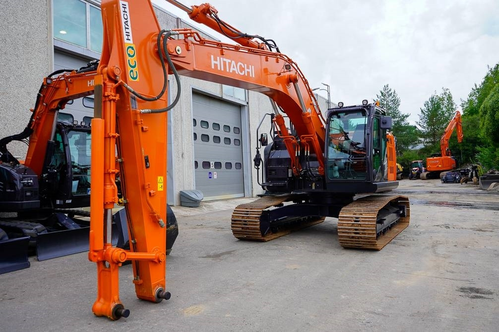 Hitachi ZX225USLC-6 - Crawler excavator: picture 3 Hitachi ZX225USLC-6 - Crawler excavator: picture 3