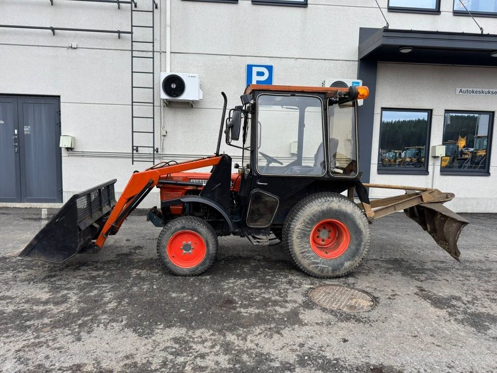 Kubota L245 DT ETUKUORMAAJALLA  - Farm tractor: picture 1 Kubota L245 DT ETUKUORMAAJALLA  - Farm tractor: picture 1