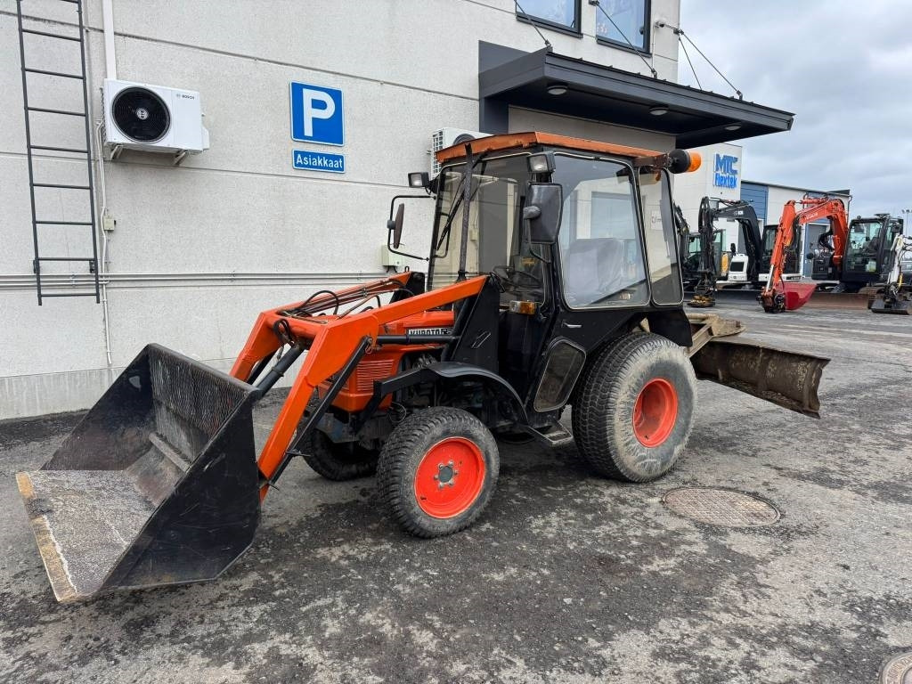 Kubota L245 DT ETUKUORMAAJALLA  - Farm tractor: picture 3 Kubota L245 DT ETUKUORMAAJALLA  - Farm tractor: picture 3