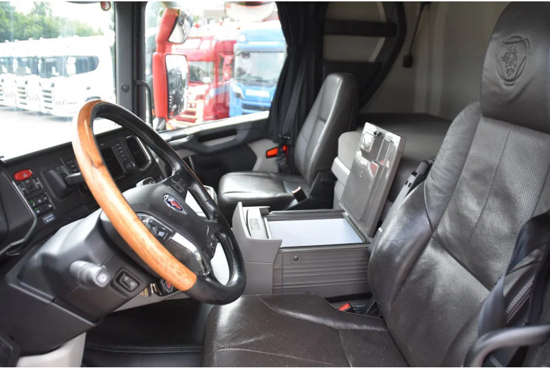 Scania R450 NGS 6x2/4NB - RETARDER - FULL AIR - 748 TKM - LEATHER SEATS - NAVI - 2 x FUEL TANKS - LED LIGHTS - - Tractor truck: picture 5 Scania R450 NGS 6x2/4NB - RETARDER - FULL AIR - 748 TKM - LEATHER SEATS - NAVI - 2 x FUEL TANKS - LED LIGHTS - - Tractor truck: picture 5