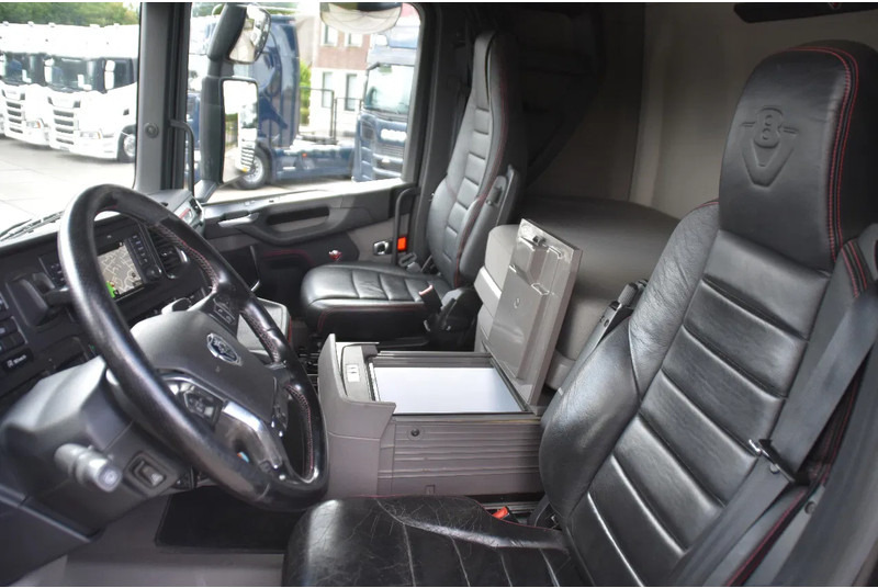 Scania R520 V8 NGS 6x2/4 - 701 TKM - NAVI - LEATHER SEATS - ALCOA'S - LED LIGHTS - TOP CONDITION - - Tractor truck: picture 5 Scania R520 V8 NGS 6x2/4 - 701 TKM - NAVI - LEATHER SEATS - ALCOA'S - LED LIGHTS - TOP CONDITION - - Tractor truck: picture 5