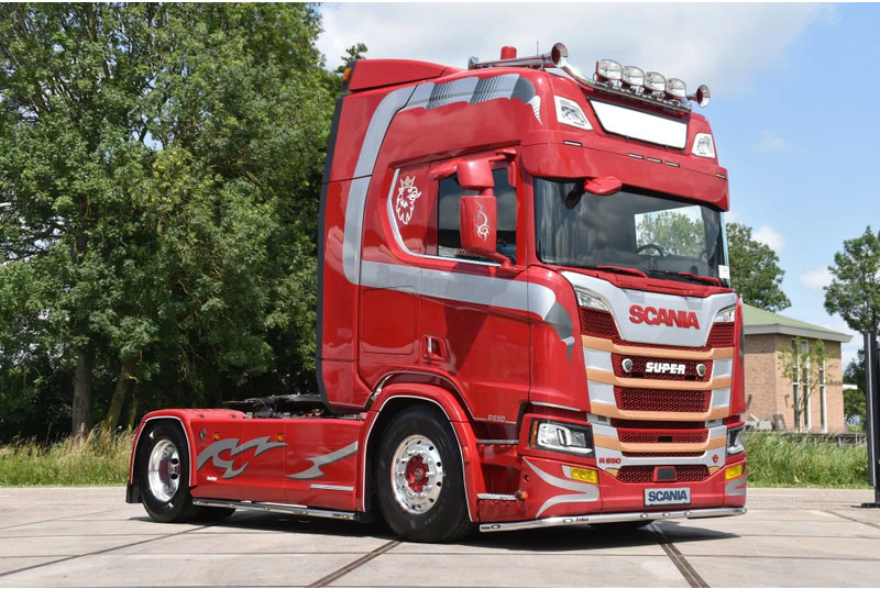 Scania R650 V8 NGS 4x2NB - LIKE NEW - RETARDER - FULL AIR - PARK. AIRCO - 4 POINT AIR SUSP. - 2 x FUEL TANKS - ALCOA'S - - Tractor truck: picture 1 Scania R650 V8 NGS 4x2NB - LIKE NEW - RETARDER - FULL AIR - PARK. AIRCO - 4 POINT AIR SUSP. - 2 x FUEL TANKS - ALCOA'S - - Tractor truck: picture 1