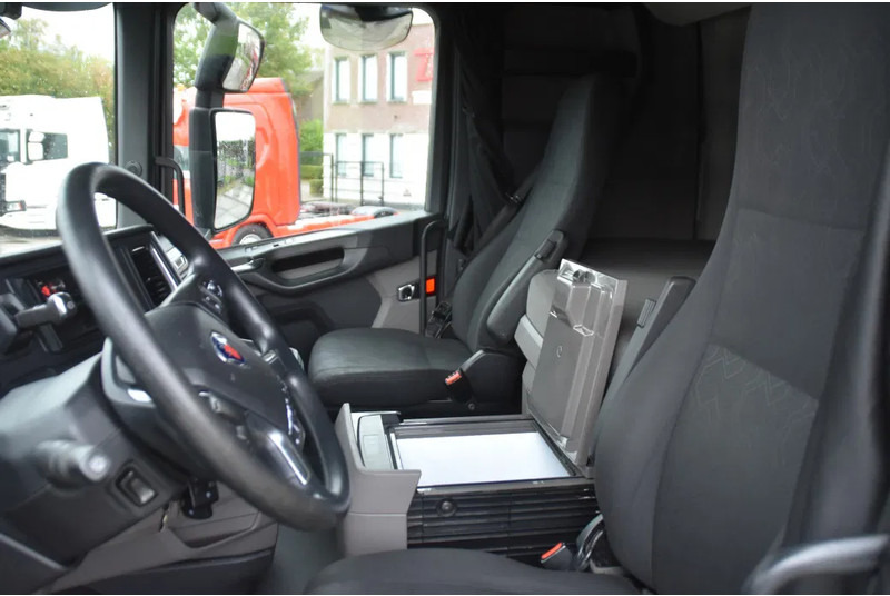 Scania S450 NGS 4x2NB - FULL AIR - 724 TKM - RETARDER - PARK. AIRCO - 2 x FUEL TANKS - TOP CONDITION - - Tractor truck: picture 5 Scania S450 NGS 4x2NB - FULL AIR - 724 TKM - RETARDER - PARK. AIRCO - 2 x FUEL TANKS - TOP CONDITION - - Tractor truck: picture 5