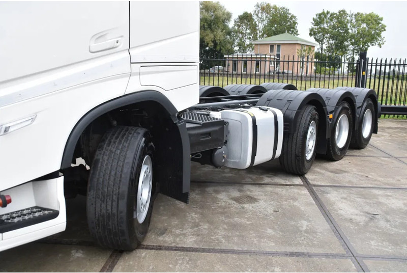 Volvo FH 500 Globe 8x2/4 - 147 TKM - PARK. AIRCO - 10 TONS FRONT AXLE - LEATHER SEATS - PTO - LED LIGHTS - TOP CONDITION - - Cab chassis truck: picture 4 Volvo FH 500 Globe 8x2/4 - 147 TKM - PARK. AIRCO - 10 TONS FRONT AXLE - LEATHER SEATS - PTO - LED LIGHTS - TOP CONDITION - - Cab chassis truck: picture 4