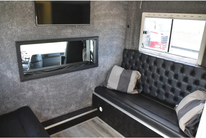 Volvo FM 380 4x2 - EURO 3 - 755 TKM - SPECIAL INTERIOR - LIVING - TV - DOUCHE - TOILET - ELEVATOR - GOOD CONDITION - - Box truck: picture 5 Volvo FM 380 4x2 - EURO 3 - 755 TKM - SPECIAL INTERIOR - LIVING - TV - DOUCHE - TOILET - ELEVATOR - GOOD CONDITION - - Box truck: picture 5