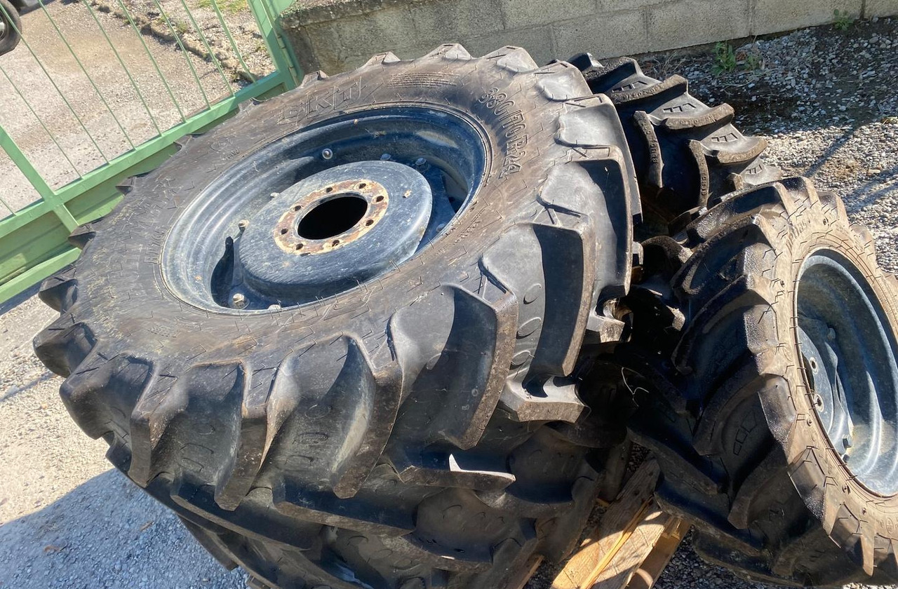 Pneumatico trattore - Wheel and tire package for Farm tractor: picture 1 Pneumatico trattore - Wheel and tire package for Farm tractor: picture 1