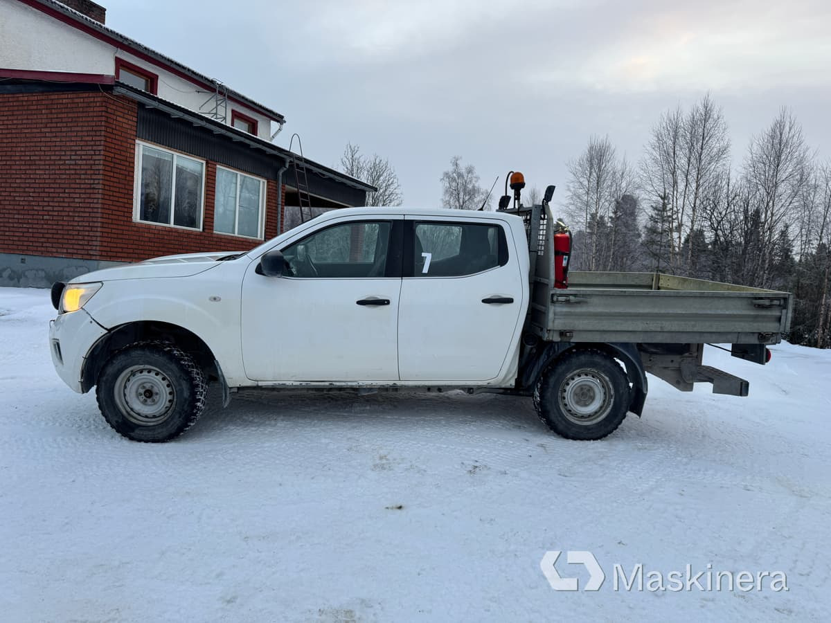 Pickup Nissan Navara med flak - Small van: picture 2 Pickup Nissan Navara med flak - Small van: picture 2
