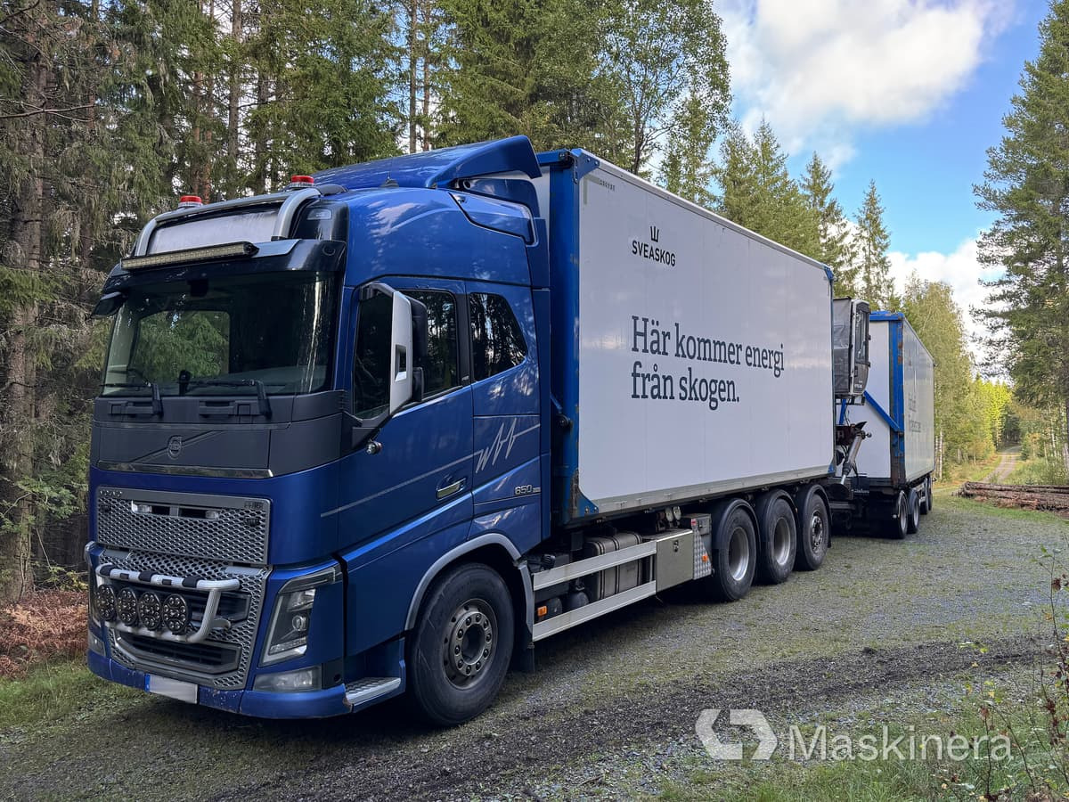 Flisbil Volvo FH16 8X4 med kran & sidtipp - Tractor truck, Tipper trailer: picture 1 Flisbil Volvo FH16 8X4 med kran & sidtipp - Tractor truck, Tipper trailer: picture 1